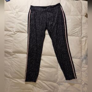 Lululemon Keep On Track Pant Size 10 Butterfly
Texture Mink Berry Black LIKE NEW